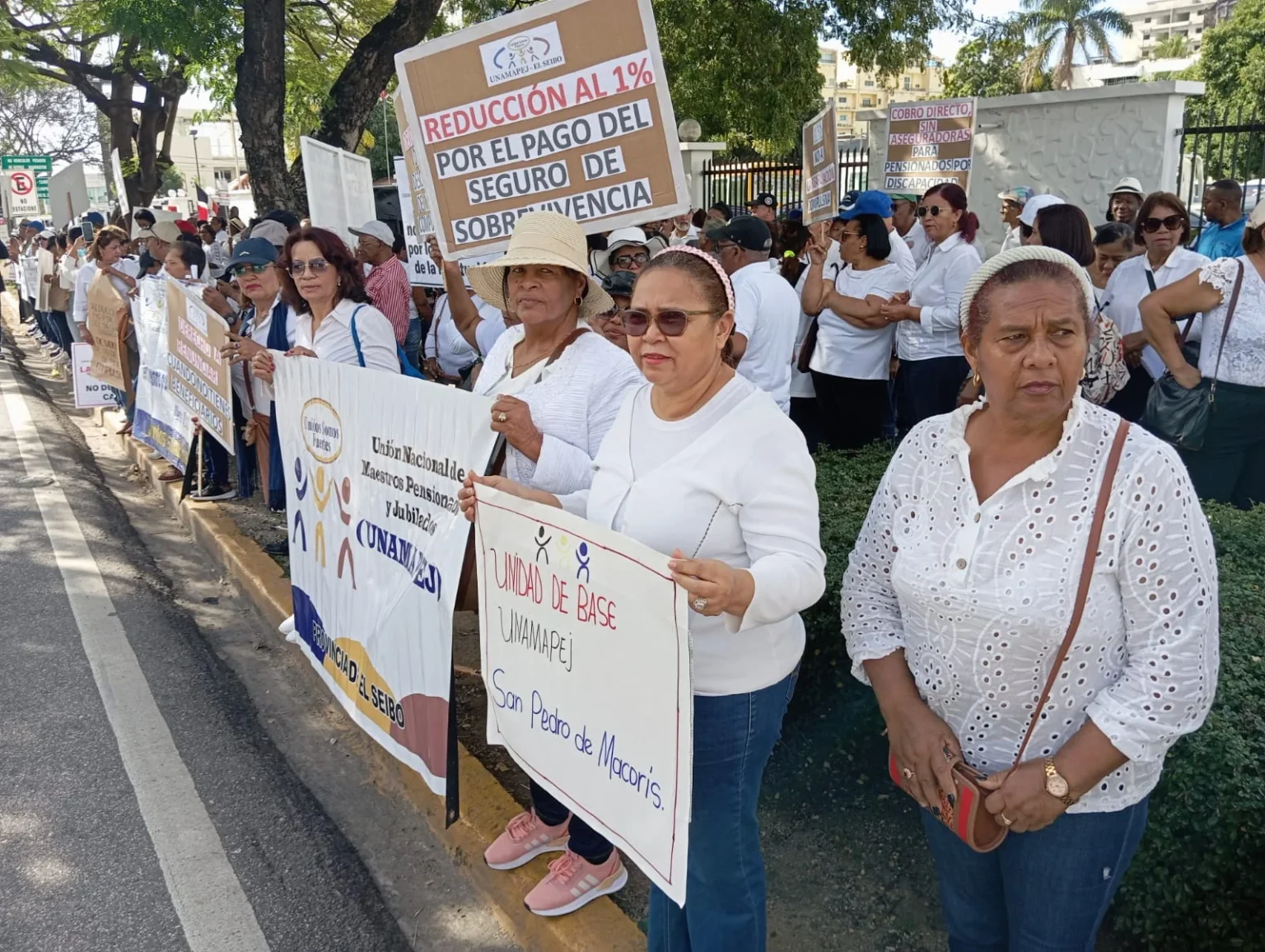 Maestros pensionados y jubilados se concentran frente al MINERD Maestros