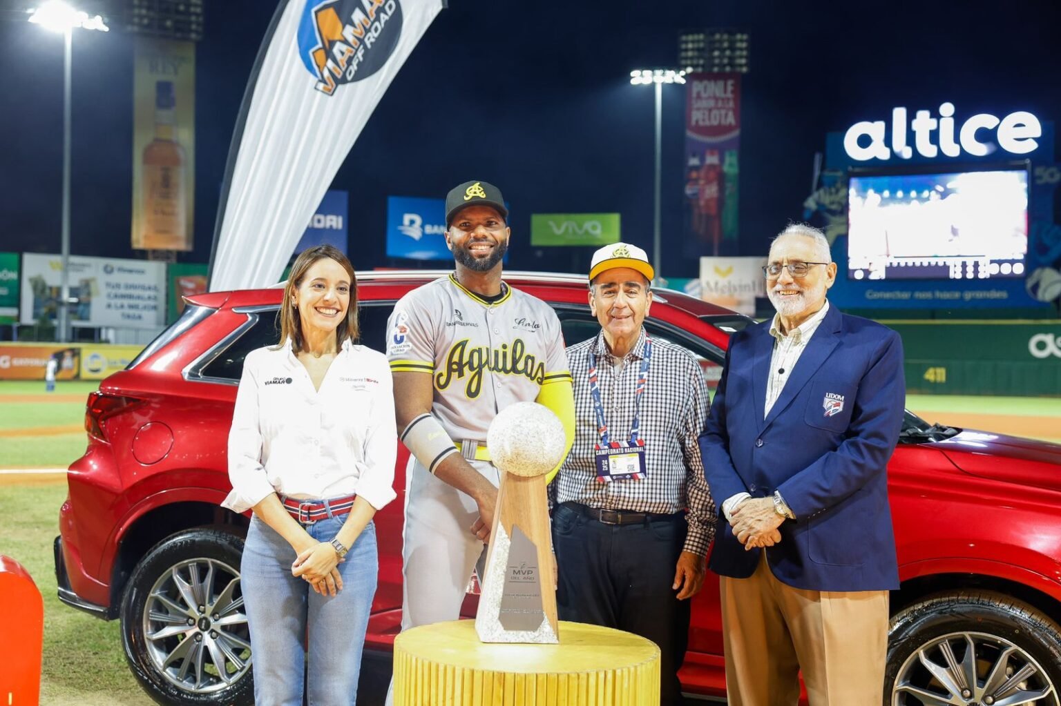 Aderlin Rodríguez recibe galardón y su jeepeta SWM 2024