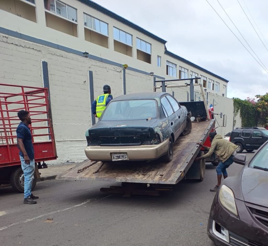 Recuperan espacios públicos en Villa Juana y Ensanche La Fe; clausura taller, retira chatarras y compresores