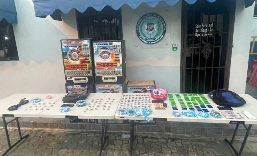 Apresan seis hombres con drogas y balanzas, tragamonedas y más de 700 mil pesos en operativos Apresan seis hombres con drogas y balanzas, tragamonedas y más de 700 mil pesos en operativos