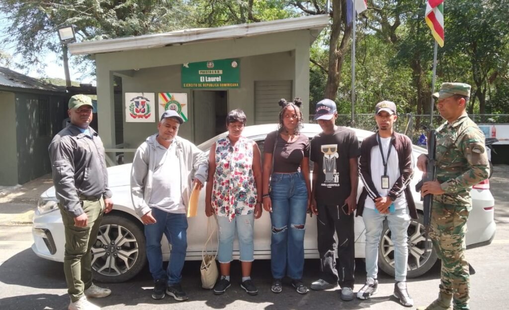 Arrestan a seis dominicanos y dos haitianos por transportar indocumentados Arrestan a seis dominicanos y dos haitianos por transportar indocumentados
