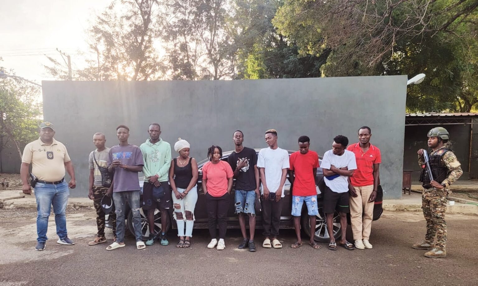 Detienen a dos dominicanos que transportaban 11 haitianos indocumentados