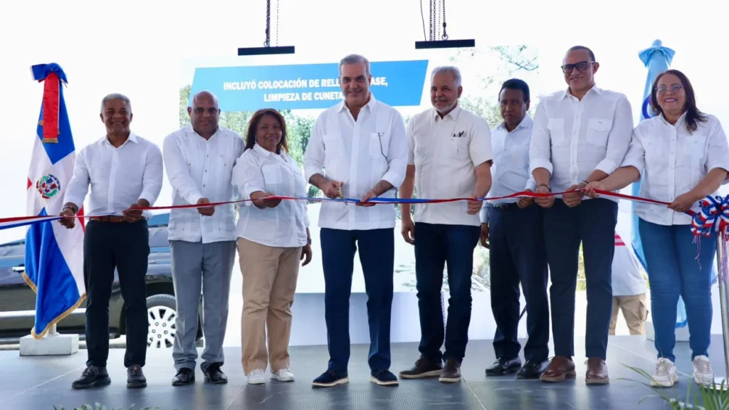 Presidente Abinader inaugura infraestructuras viales, destacamento policial, nave de zona franca y proyecto de fibra óptica en provincia San Juan Presidente Abinader