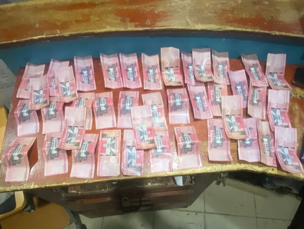 Detienen a joven por intento de estafa con billetes falsos en compra de dólares Detienen a joven por intento de estafa con billetes falsos en compra de dólares