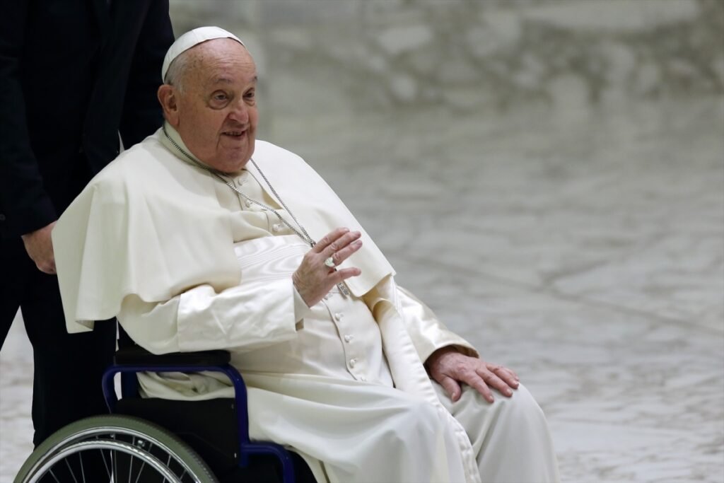 El papa experimenta una “leve mejoría” y la insuficiencia renal “no es preocupante” El papa experimenta una “leve mejoría” y la insuficiencia renal “no es preocupante”