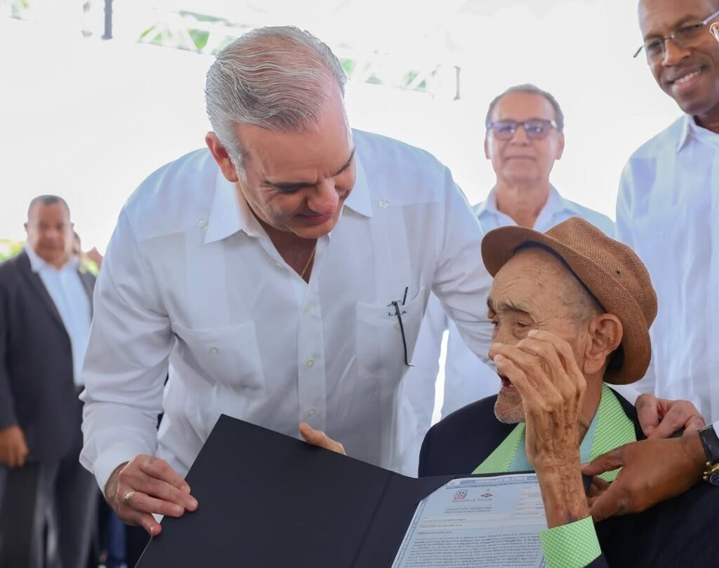 Presidente Abinader celebra entrega de títulos de propiedad