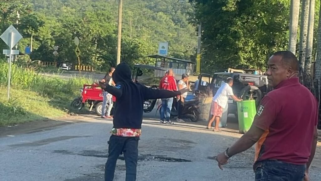 Comunidades de Bonao protestan por el mal estado de carreteras e iluminación