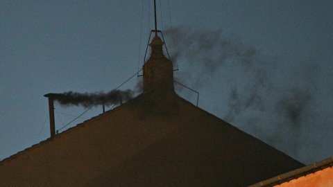 ¡Fumata Negra! El Vaticano aún no tiene sucesor.