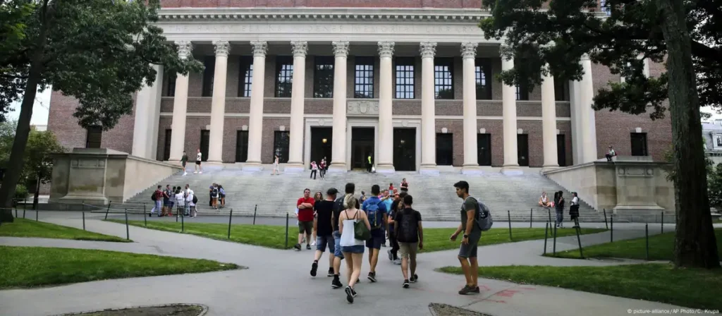 Harvard en crisis: Pierde derecho a inscribir extranjeros