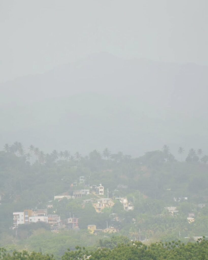 San Cristóbal bajo polvo sahariano, cielos grises y calor intenso