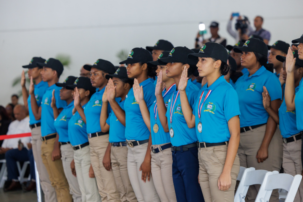 5,536 Jóvenes se gradúan en valores con el SMV