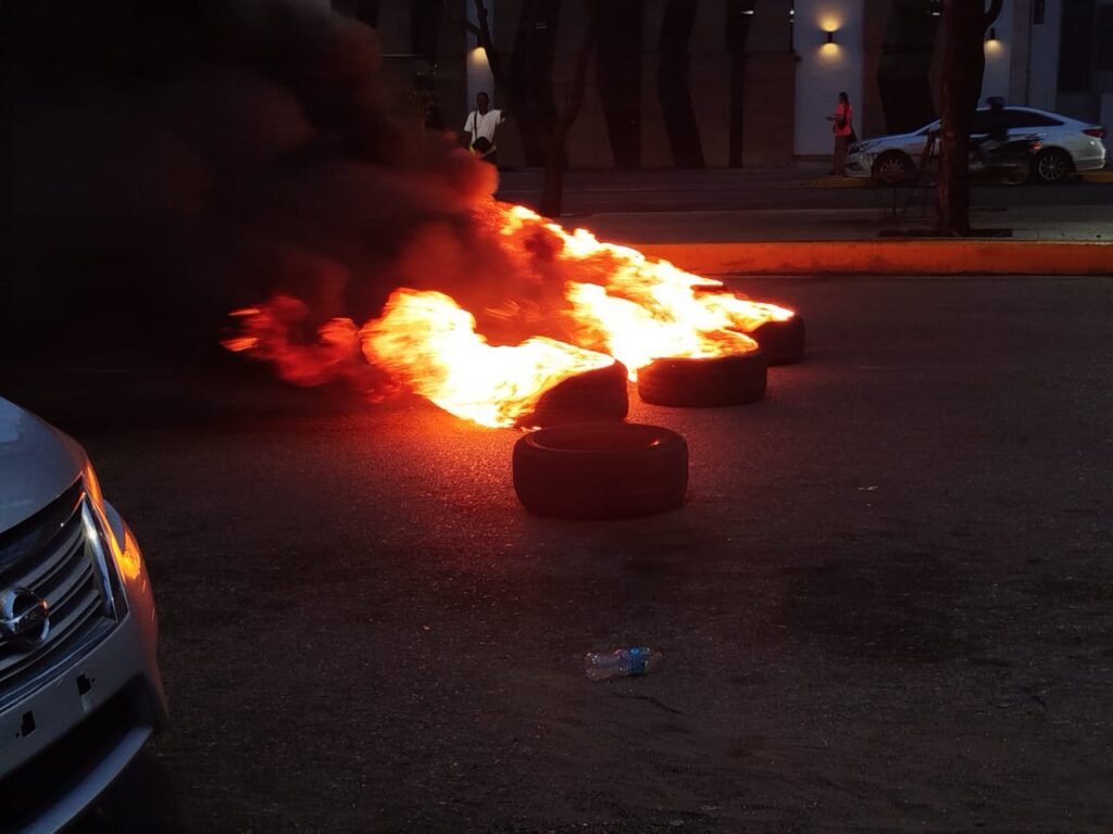 El Manguito: Vecinos paralizan la Jiménez Moya por tres días sin luz