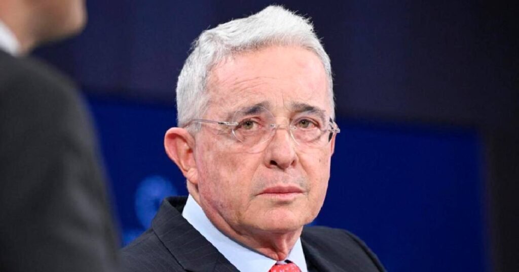 Condenan a Álvaro Uribe a 12 años de prisión domiciliaria.