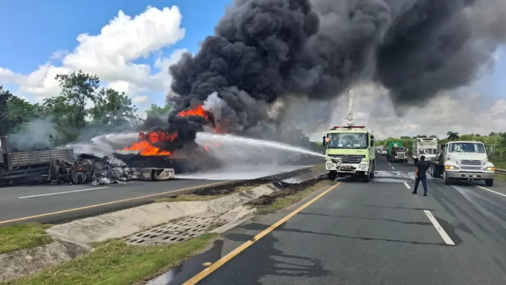 Bomberos de AERODOM sofocan incendio en circunvalación SD