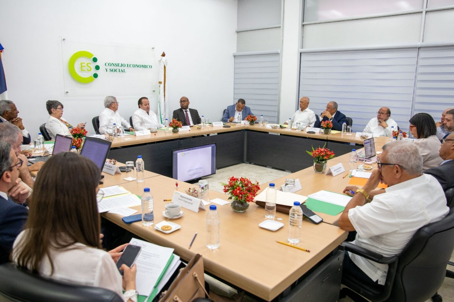 El CES pide sancionar a empresas que contraten indocumentados