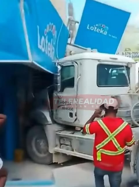 Camión sin frenos choca contra banca de lotería en Bávaro