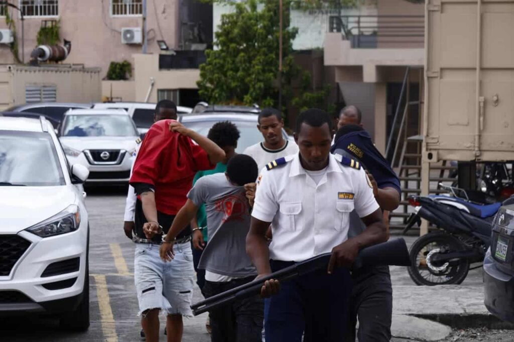 Jueza dicta prisión preventiva a cinco jóvenes por violación grupal a menor