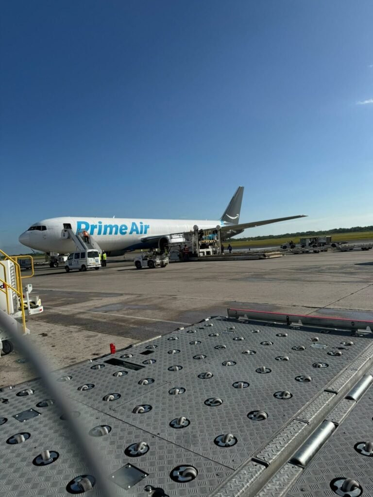 Llega a RD el primer avión de carga de Amazon
