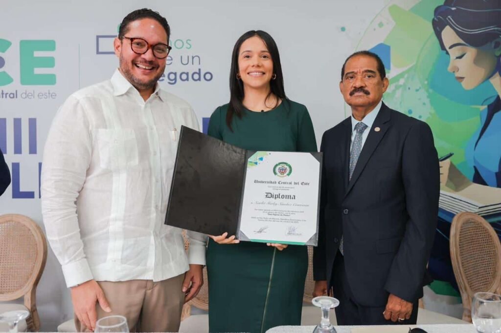 UCE reconoce a Scarlet Shirley Sánchez con el Premio de Literatura 2025