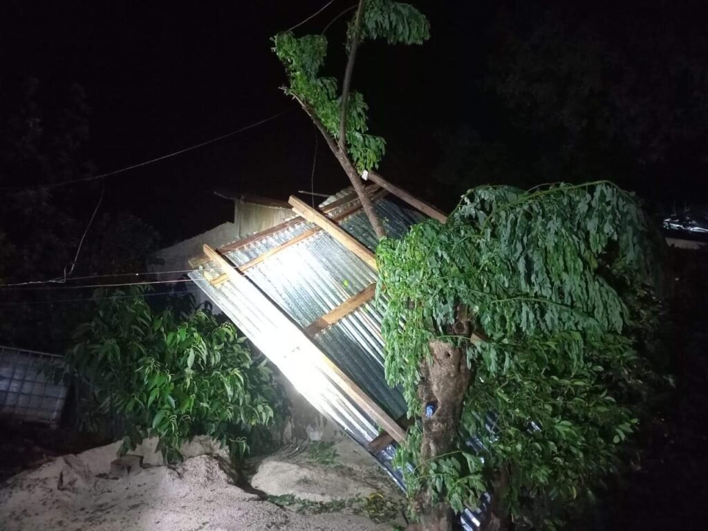 Fuertes vientos dejan viviendas destechadas en Miches