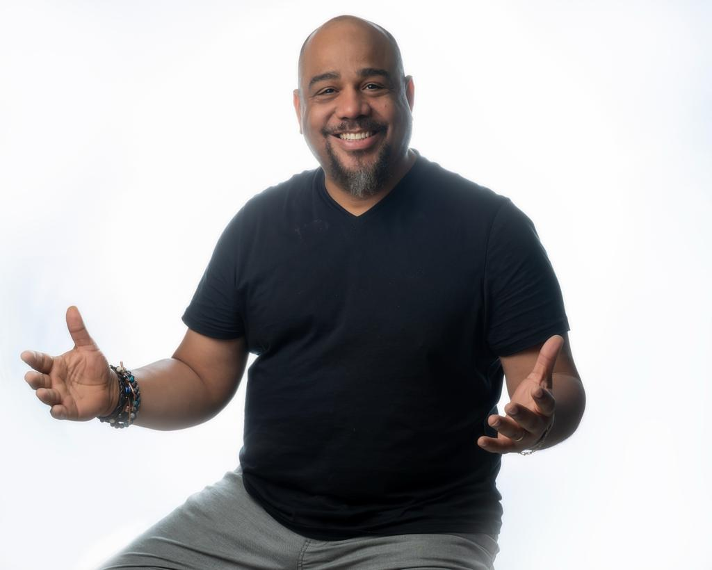 Locutor de RTVD arrasa con cinco nominaciones en los Voice Arts Awards