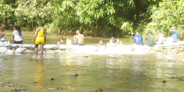 Adolescente muere arrastrado por río Higüero