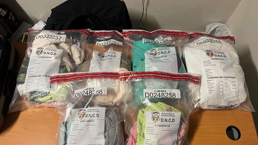 Arrestan a francés con cocaína camuflada en ropa en el Aeropuerto Las Américas