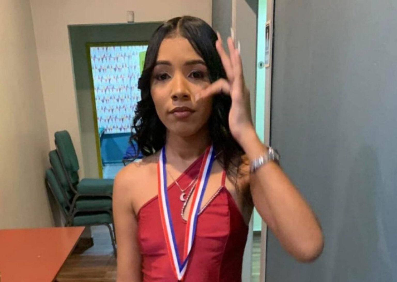 Madre de Perla Jokasta se presenta en tribunales en busca de justicia