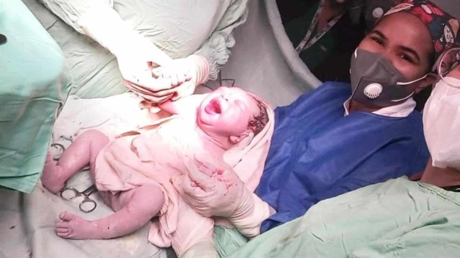 ¡El primer bebé del 2026 nace en la Maternidad La Altagracia!