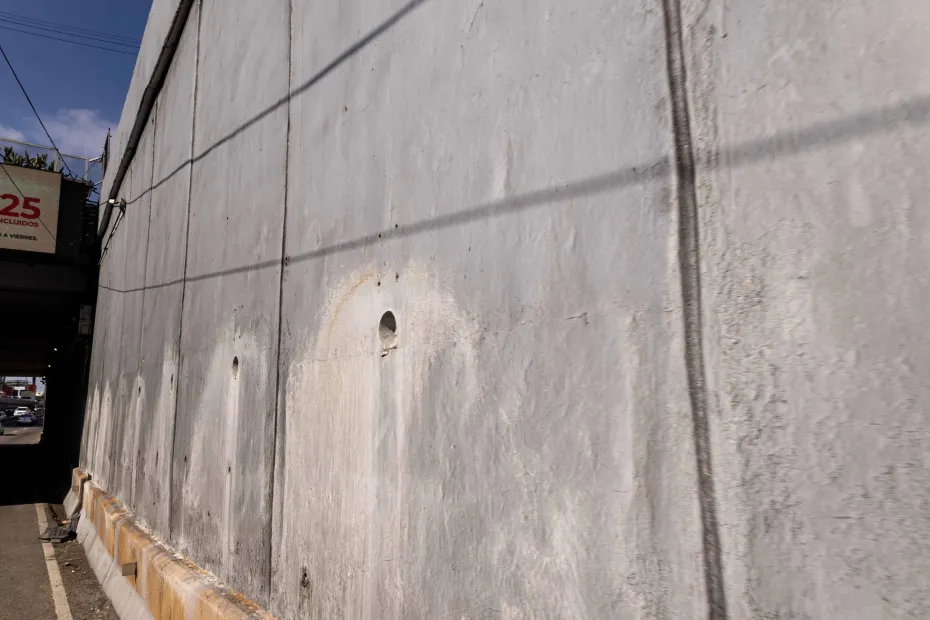 Refuerzan muros en paso a desnivel 27 de Febrero con Tiradentes