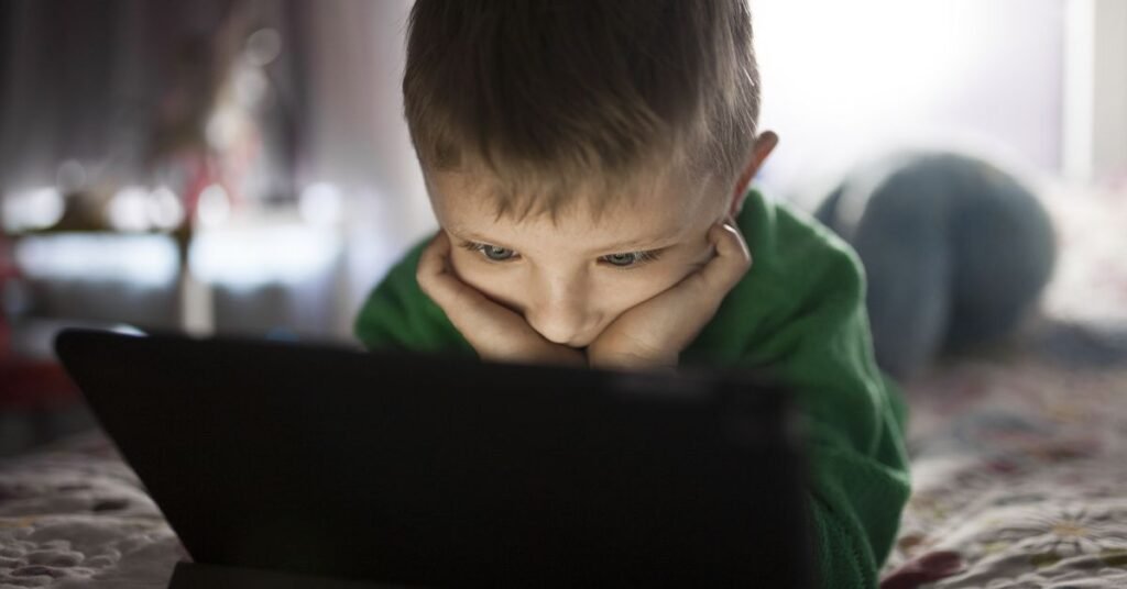 ¡Ojo con las pantallas! doctora alerta sobre daños en la vista infantil