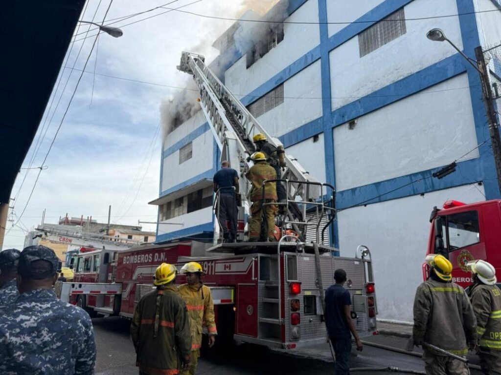 Autoridades controlan siniestro en almacenes de Garrido
