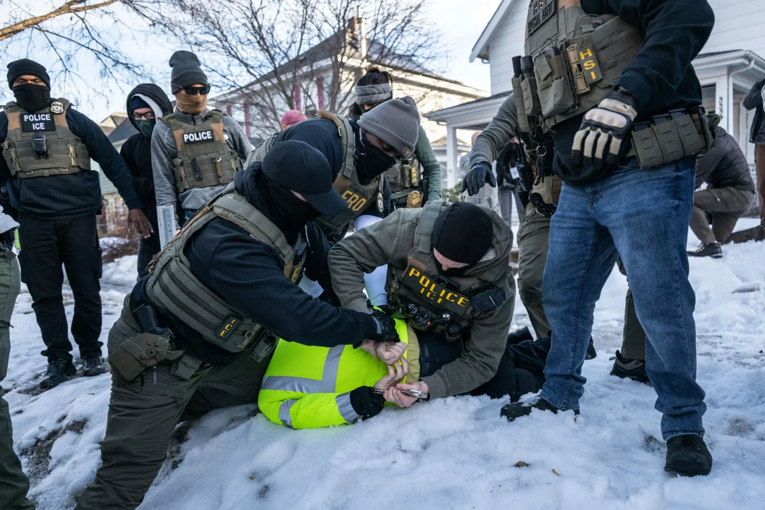 Tres muertes en redadas del ICE desatan polémica en Estados Unidos