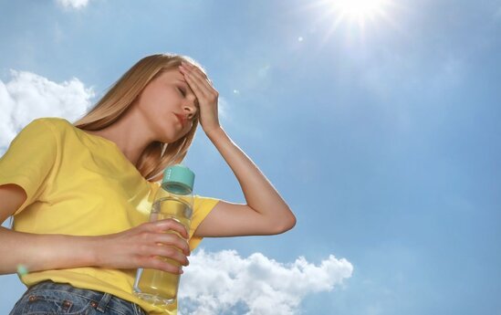 ¿Cómo afecta exponerse al sol entre las 11:00 a. m. y las 4:00 p. m.?