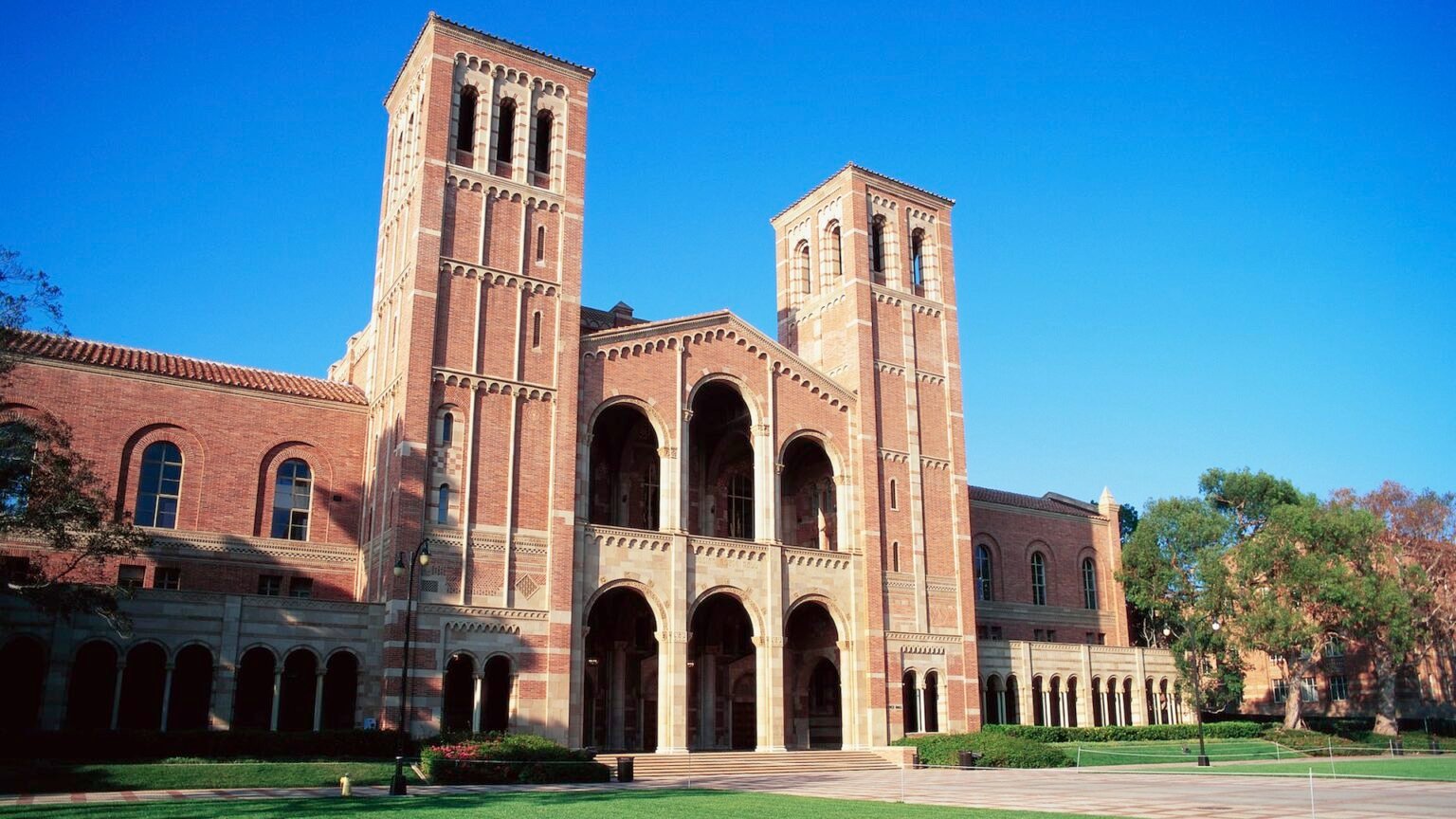Universidad de California es acusada de discriminar a estudiantes por su raza