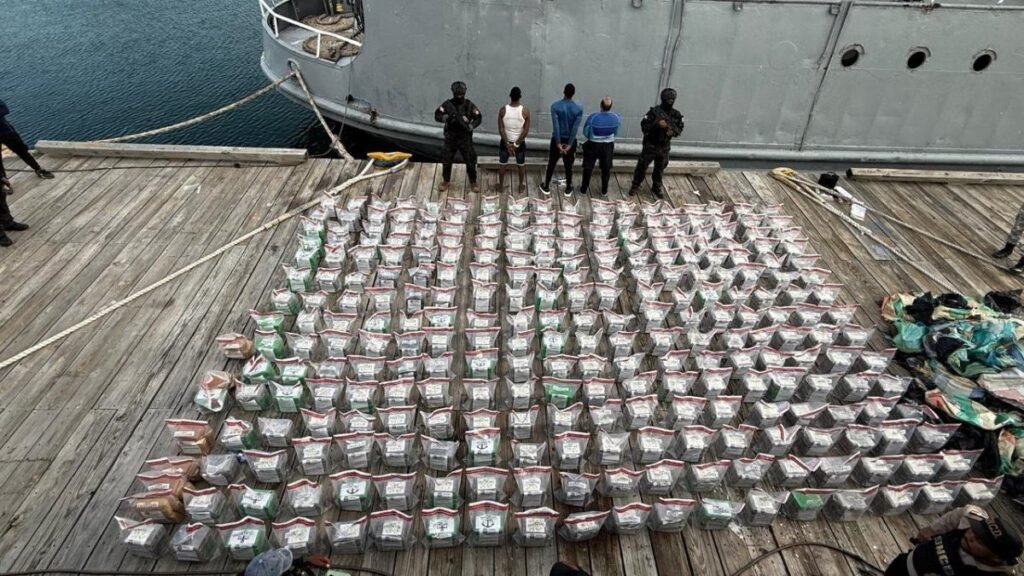 DNCD incauta 1,360 paquetes de cocaína en operativo marítimo en Baní