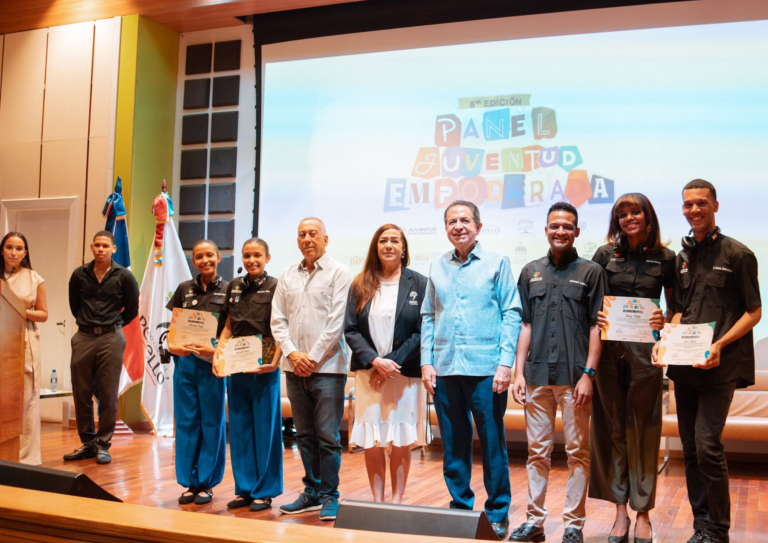 Panel Juventud Empoderada reúne a cientos de jóvenes en Baní