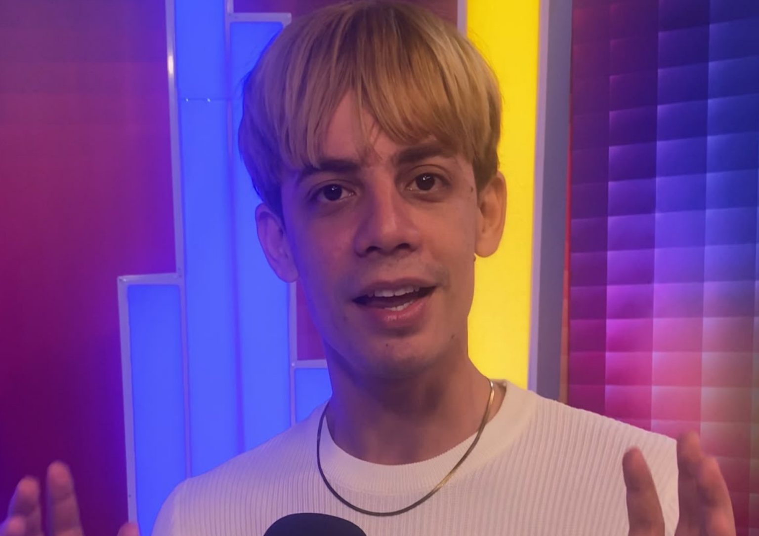 Influencer Enger Luna lleva mensaje a jóvenes en Pequeños Grandes Talentos