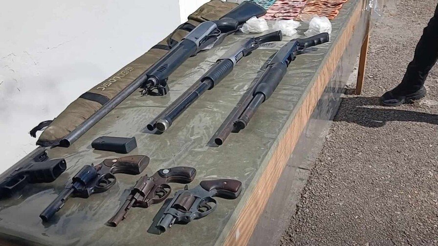 Arrestan a tres personas e incautan armas y drogas en Barahona