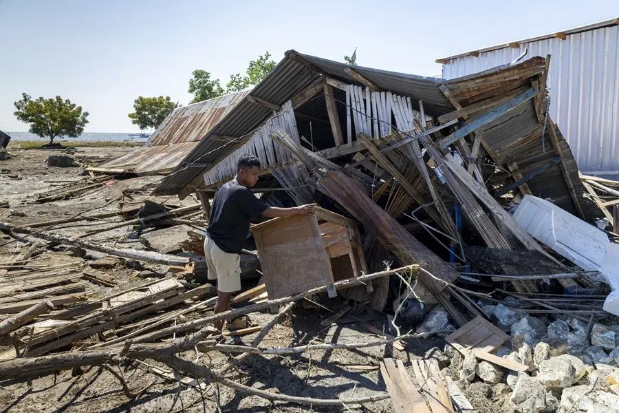 Terremoto de 7.7 en Indonesia deja 100 muertos y más de 1,600 heridos
