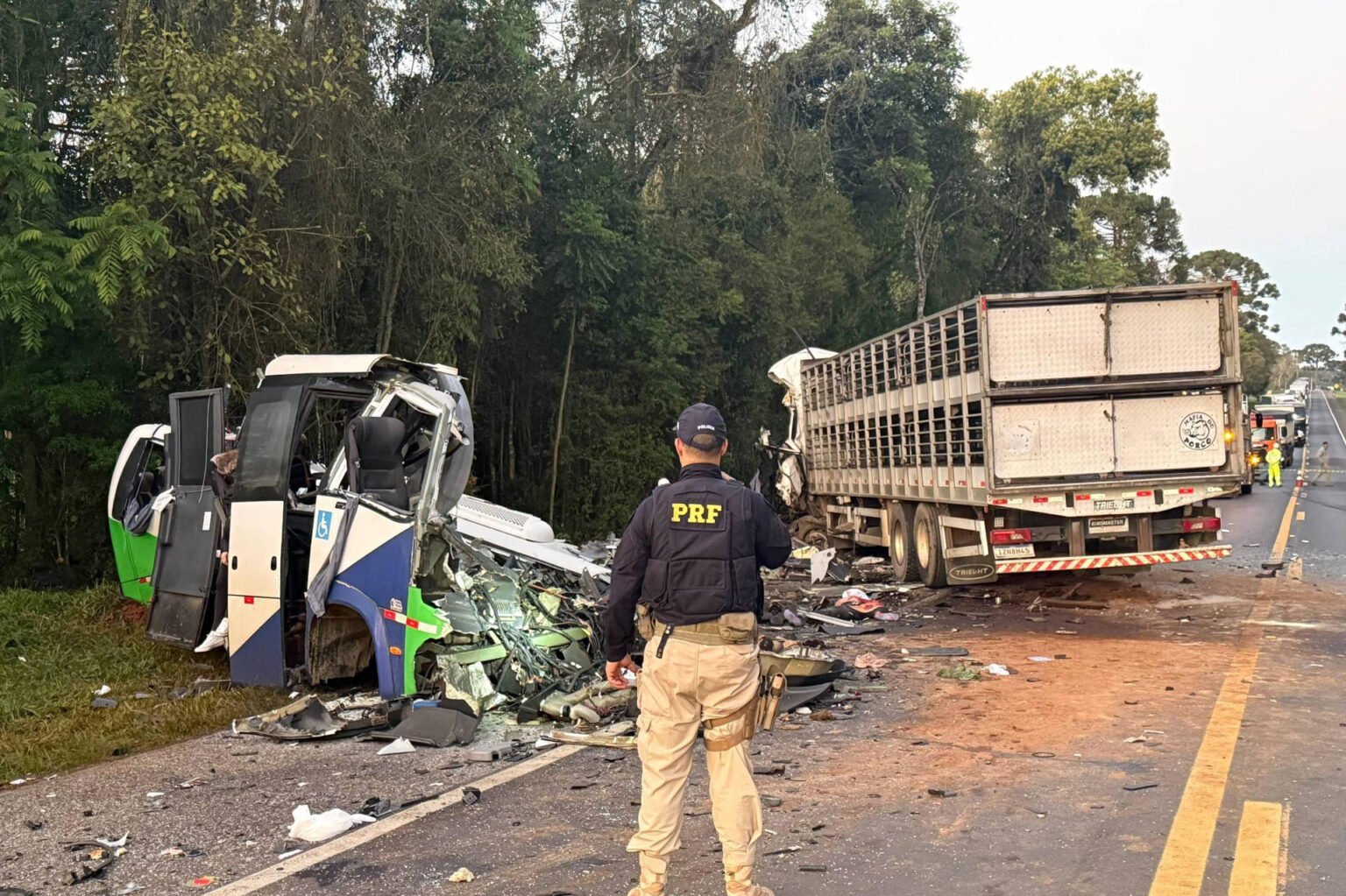 23 muertos tras choque entre autobús y camión en Brasil